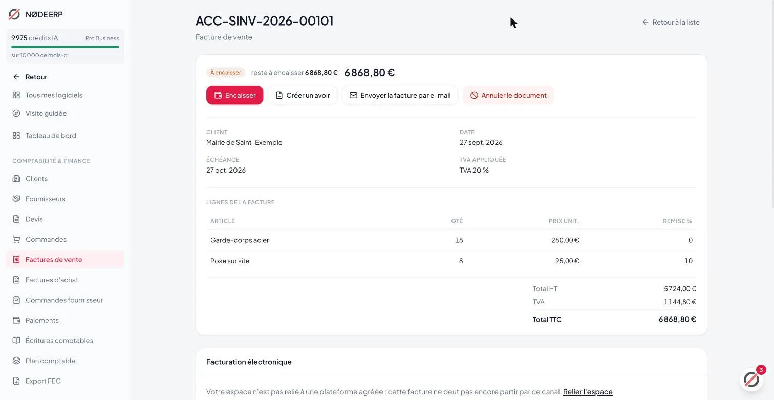 Une facture de vente dans l'ERP : client, échéance, lignes, TVA et total, avec les boutons Encaisser et Envoyer par e-mail